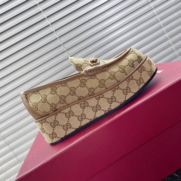 MOCASSINO CON PLATEAU E MORSETTO IN TESSUTO JACQUARD CON MONOGRAMMA BEIGE TAN