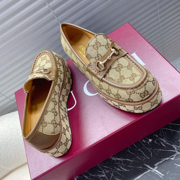 MOCASSINO CON PLATEAU E MORSETTO IN TESSUTO JACQUARD CON MONOGRAMMA BEIGE TAN