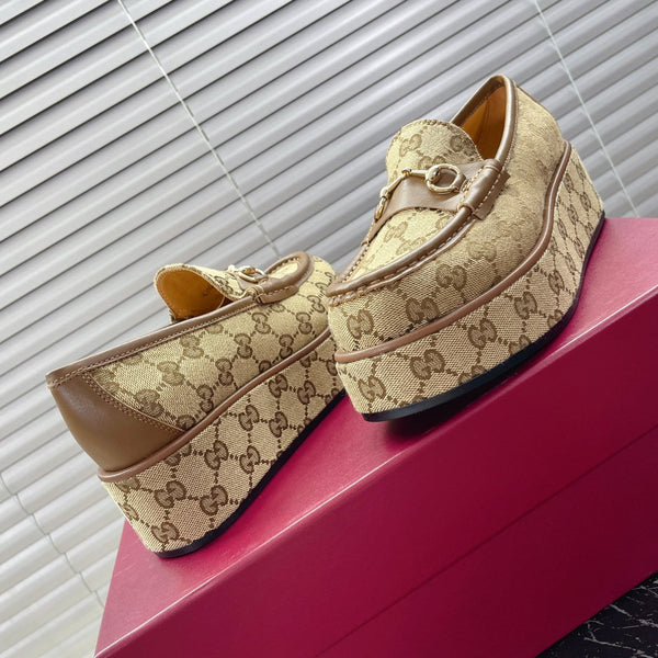 MOCASSINO CON PLATEAU E MORSETTO IN TESSUTO JACQUARD CON MONOGRAMMA BEIGE TAN