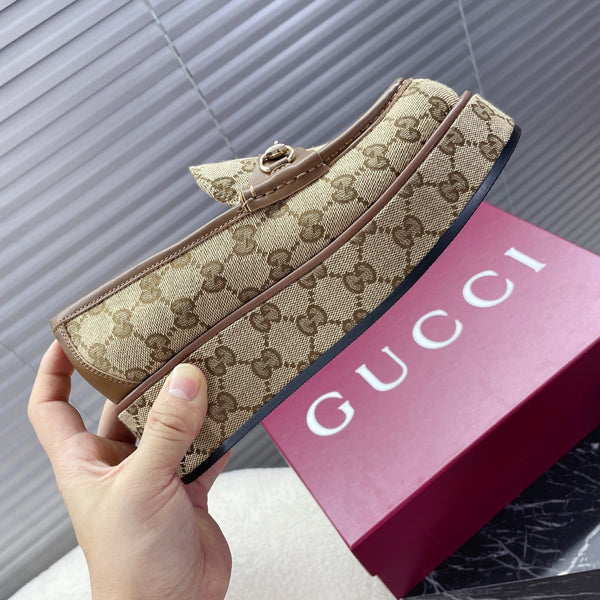 MOCASSINO CON PLATEAU E MORSETTO IN TESSUTO JACQUARD CON MONOGRAMMA BEIGE TAN