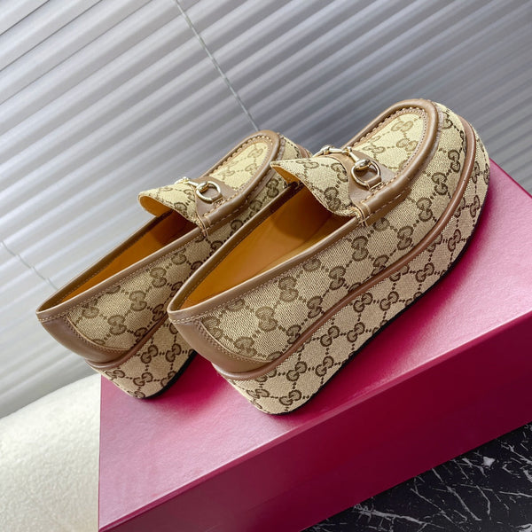 MOCASSINO CON PLATEAU E MORSETTO IN TESSUTO JACQUARD CON MONOGRAMMA BEIGE TAN