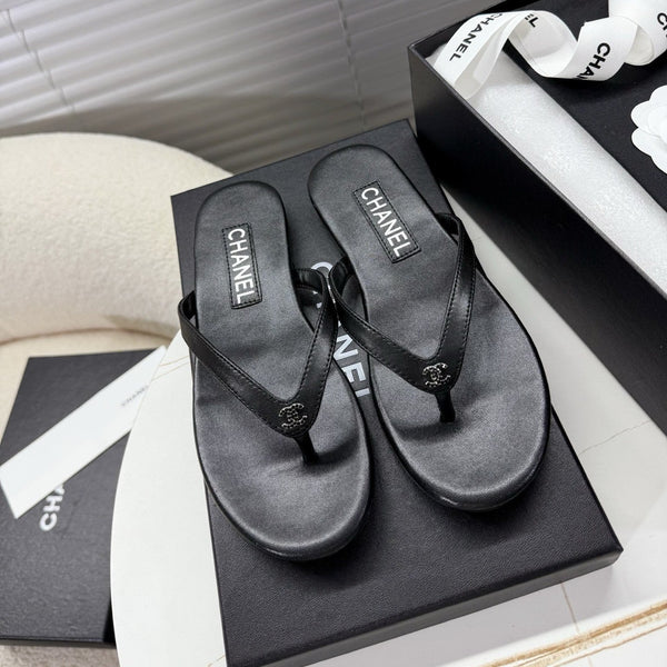CC 25SS Thong Sandals Double C Rhinestone Black Sheepskin 352435