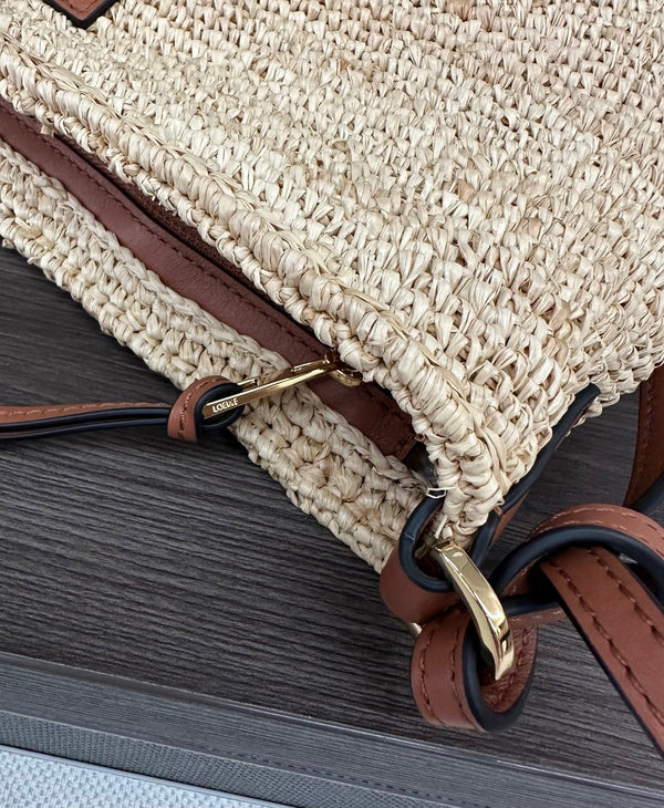 Loewe Pochette Slit en raphia beige et veau marron