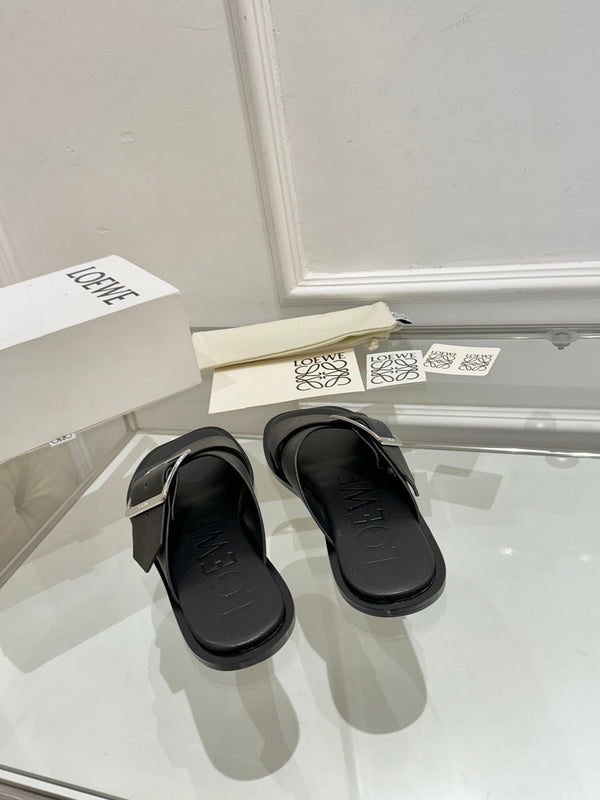Loew Petal Buckle Slide Black Leather 881316