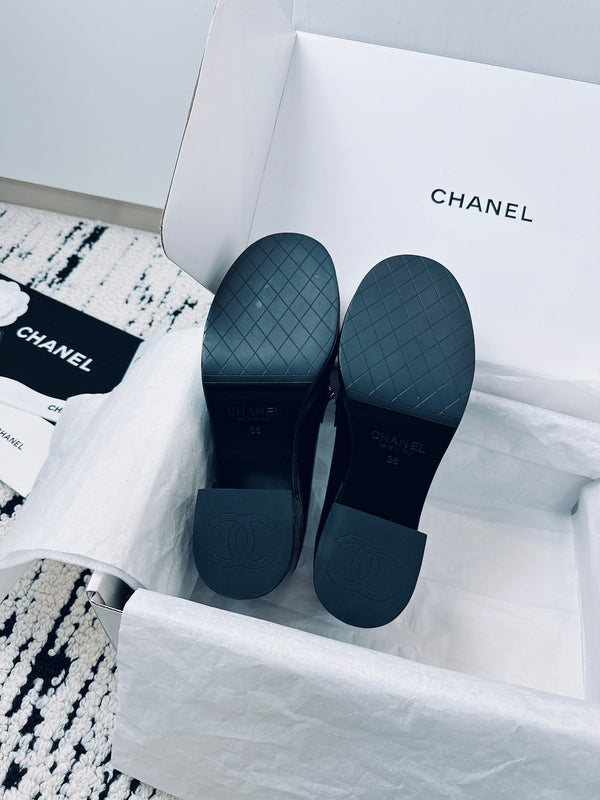 CC Moccasins 55mm In Black Glossy Lambskin With Chain 144477