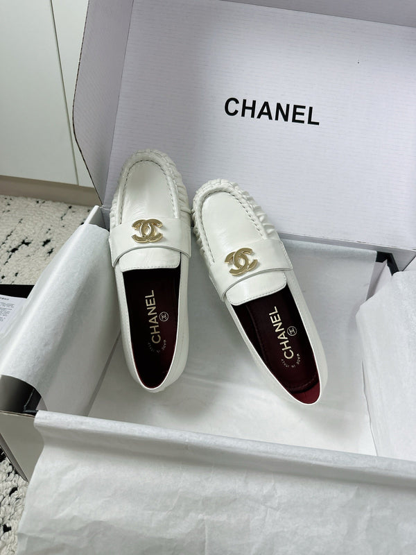 CC 26A Métiers d’art 2026 Loafer White Glossy Sheepskin 900702