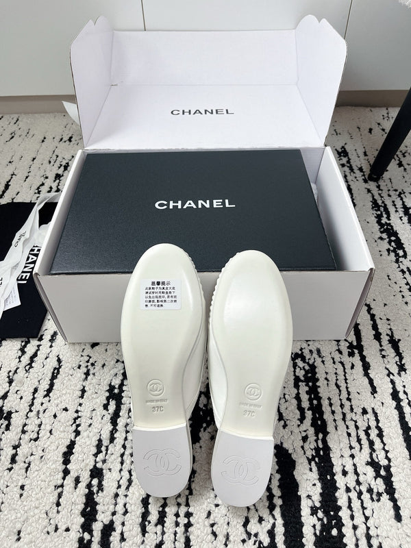 CC 26A Métiers d’art 2026 Mules White Glossy Sheepskin 900758