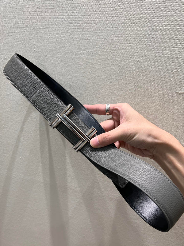 HM TRAVERSE BELT BUCKLE & REVERSIBLE GRAY AND BLACK LEATHER STRAP 38 MM SILVER HARDWARE