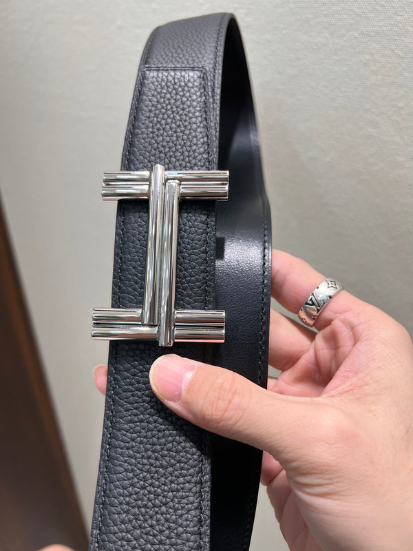 FIBBIA PER CINTURA HM TRAVERSE E CINTURINO REVERSIBILE IN PELLE NERA 38 MM FERRAMENTA IN ARGENTO