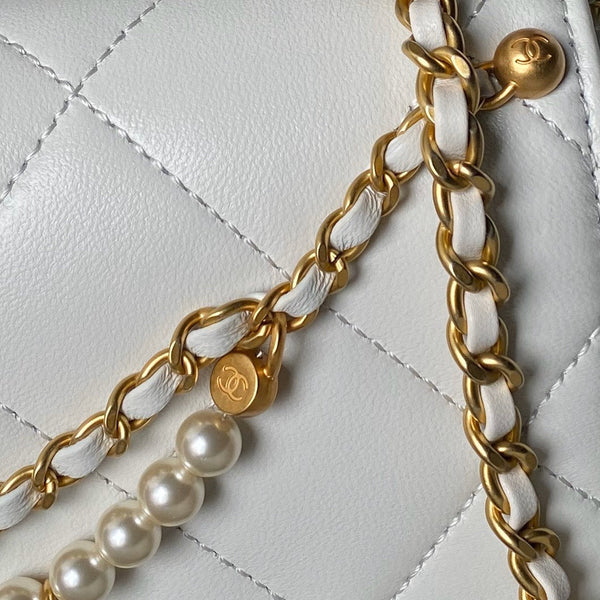 24a piccola borsa con patta 23 cm in pelle di agnello bianca perla e finiture dorate