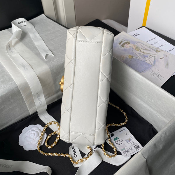 24a piccola borsa con patta 23 cm in pelle di agnello bianca perla e finiture dorate