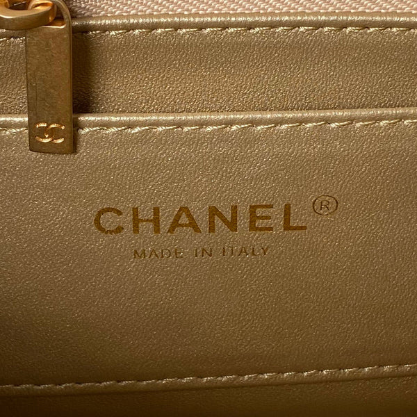 24a piccola borsa con patta 23 cm in pelle di agnello bianca perla e finiture dorate