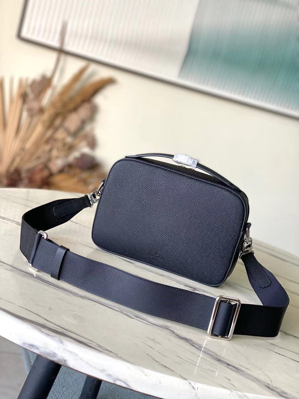 AVENUE MESSENGER 22 IN PELLE DI VITELLO NERA