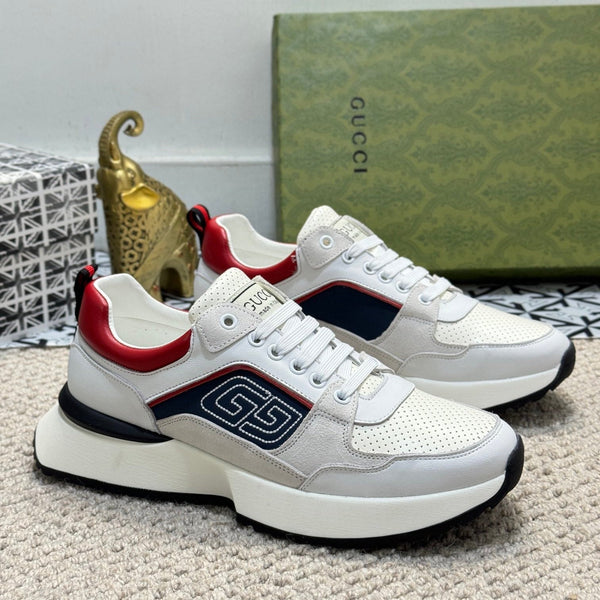 Sneaker da uomo GG in pelle di pecora bianca e grigia 524702