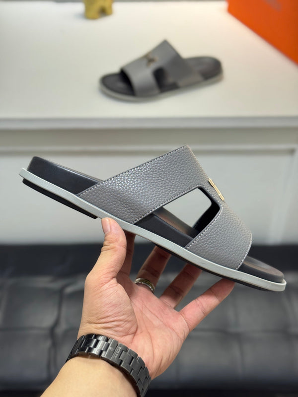 Pantofole HM Oran H con fibbia in oro nero in pelle di vacchetta grigia 735245