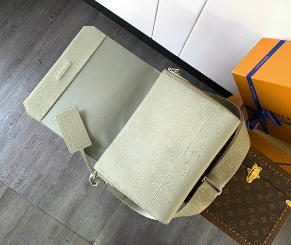 LV Takeoff Messenger 28cm Asphalt Gray Cowhide