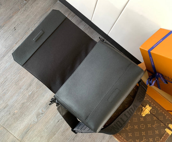 LV Takeoff Messenger 28cm Black Cowhide