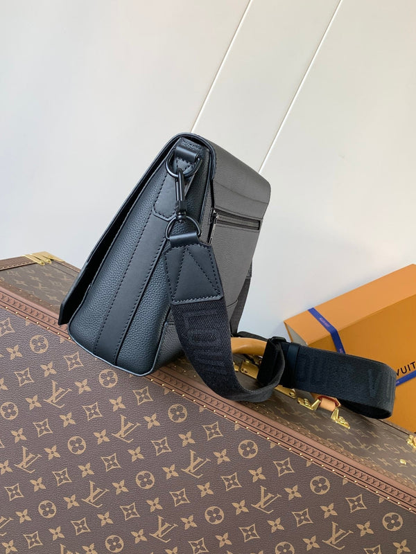 LV Takeoff Messenger 28cm Black Cowhide