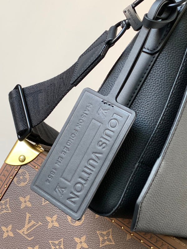 LV Takeoff Messenger 28cm Black Cowhide