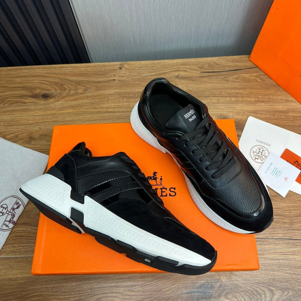Sneaker da uomo HM in pelle scamosciata nera 936364