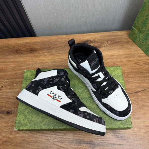 Sneaker da uomo GG in pelle di vacchetta nera e bianca 527701
