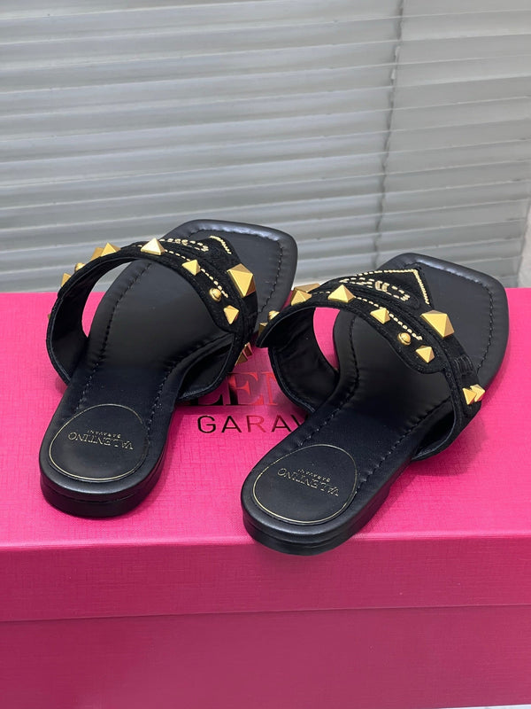 VT Rockstud Thong Sandals Black Suede 334638