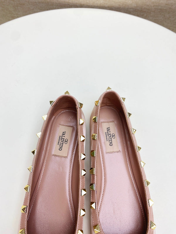 ROCKSTUD PATENT LEATHER BALLERINA IN LIGHT PINK SILK