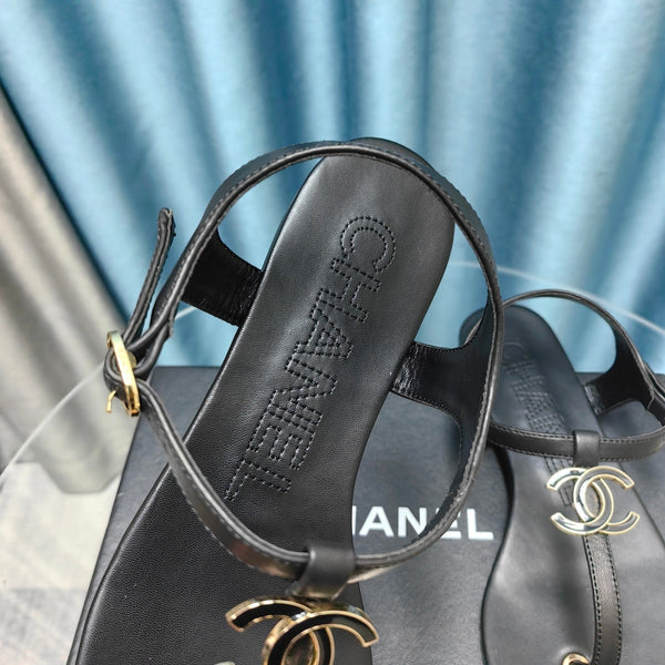 sandalo infradito cc 15 in pelle di agnello nera con logo smaltato nero