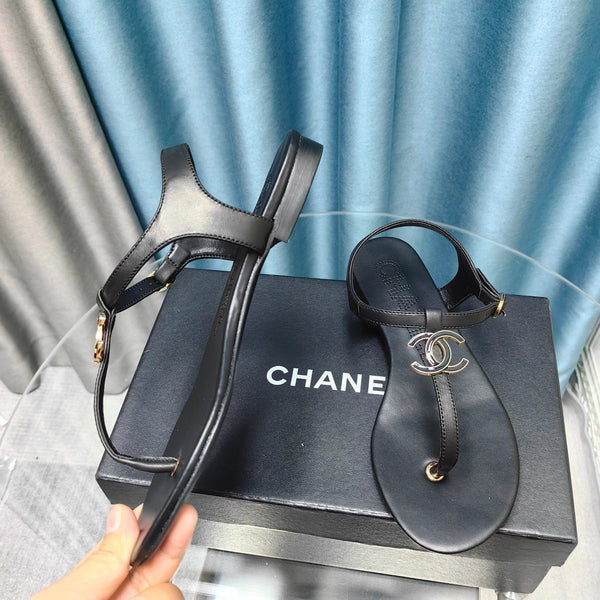 sandalo infradito cc 15 in pelle di agnello nera con logo smaltato nero