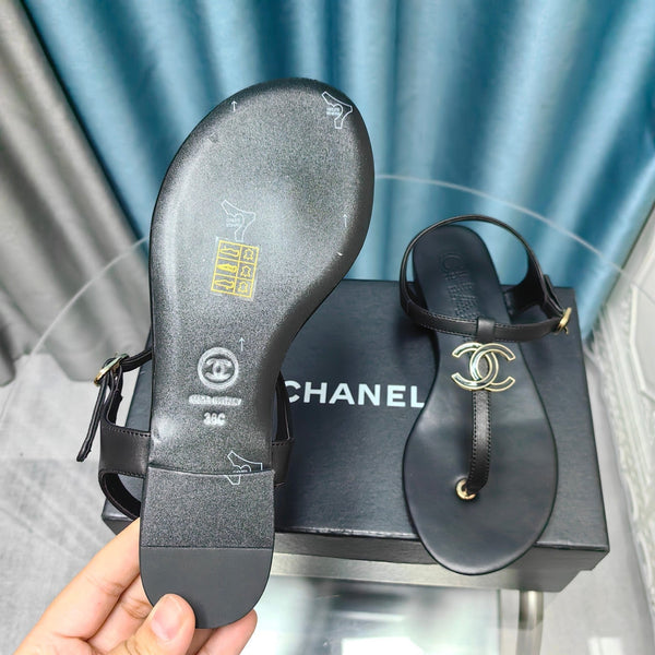 sandalo infradito cc 15 in pelle di agnello nera con logo smaltato nero