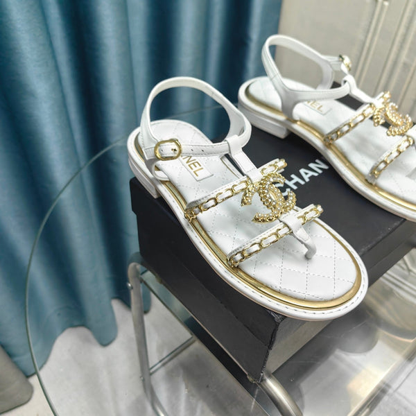 sandalo cinturino in pelle vitello trapuntato bianco catena oro