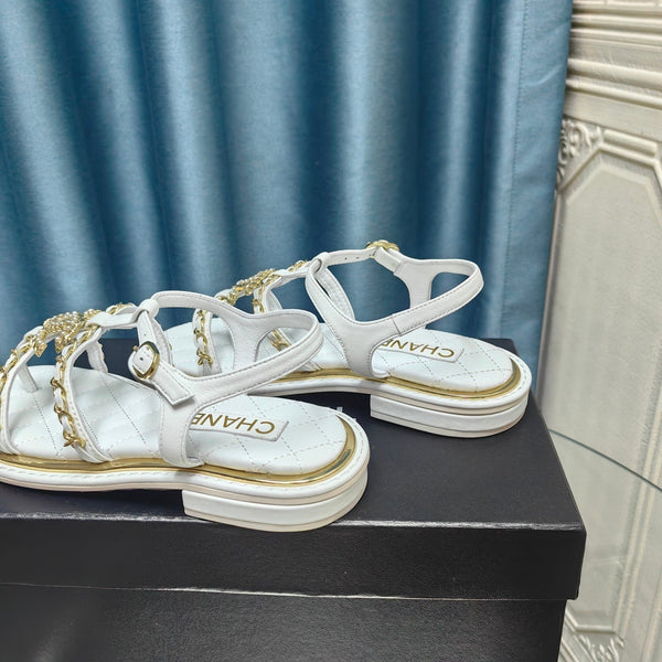 sandalo cinturino in pelle vitello trapuntato bianco catena oro