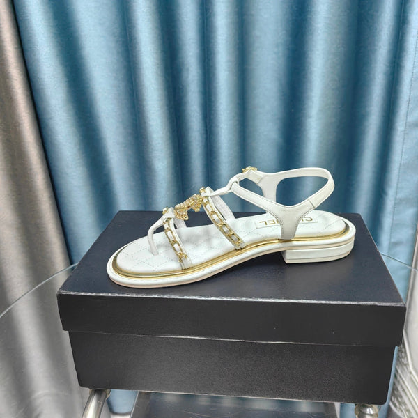 sandalo cinturino in pelle vitello trapuntato bianco catena oro