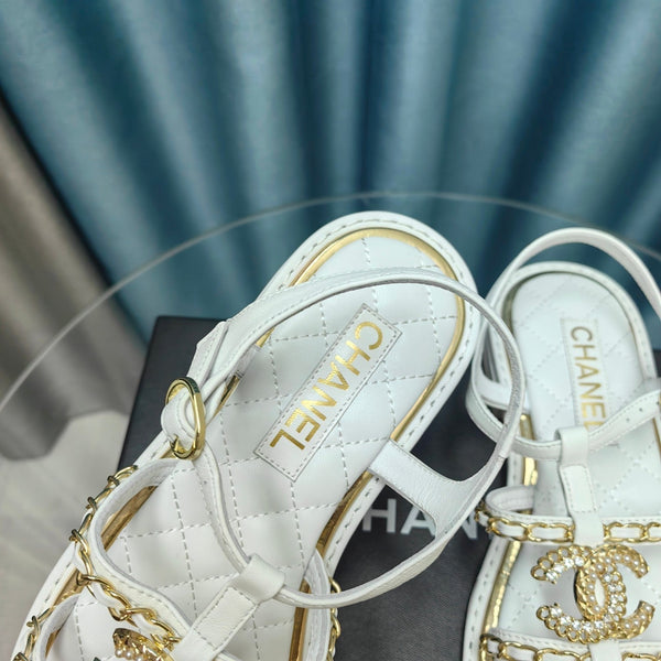 sandalo cinturino in pelle vitello trapuntato bianco catena oro