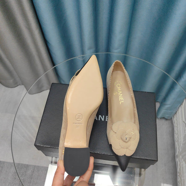 CC MEDIUM HEELS IN TAN BEIGE SUEDE AND BLACK CALFSKIN WITH FLOWER