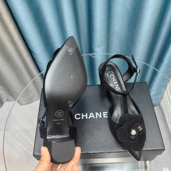 SANDALO CC CAMELLIA IN CAMOSCIO NERO E VITELLO CON FIORE