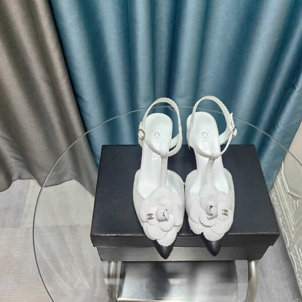 SANDALO CC CAMELLIA IN CAMOSCIO BIANCO E VITELLO NERO CON FIORE