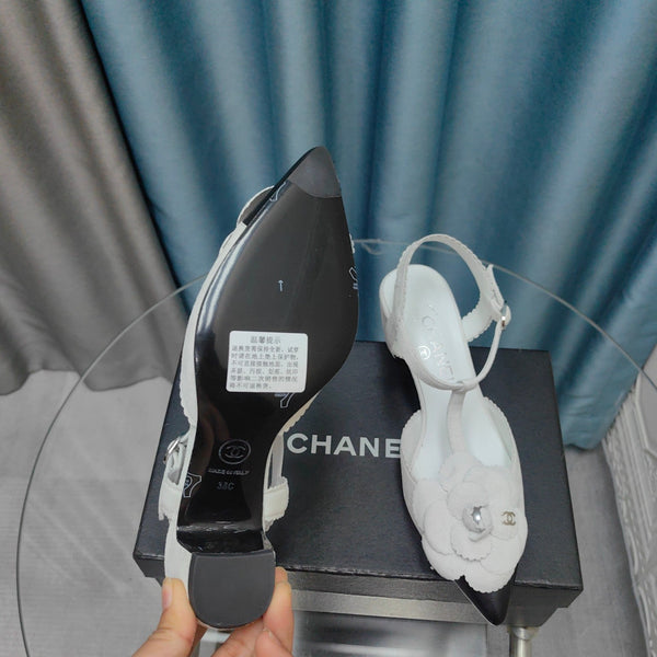 SANDALO CC CAMELLIA IN CAMOSCIO BIANCO E VITELLO NERO CON FIORE