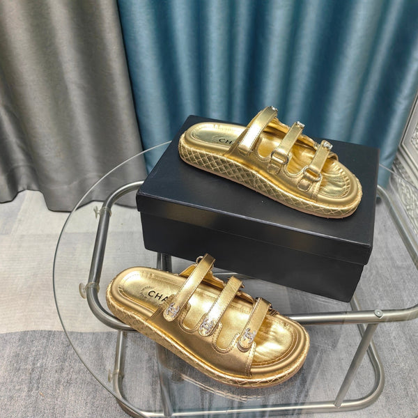 Sandalo CC 25C con triplo cinturino in pelle di vitello color oro