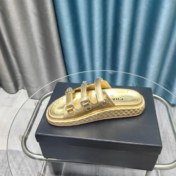 Sandalo CC 25C con triplo cinturino in pelle di vitello color oro