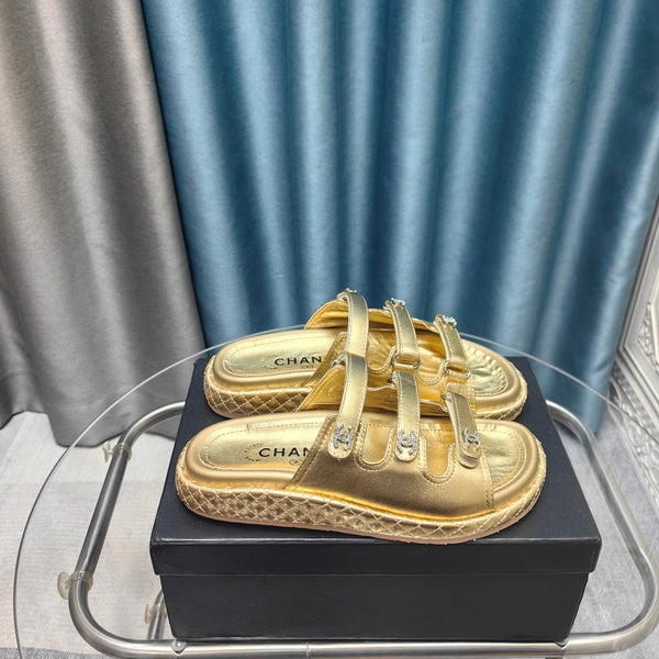 Sandalo CC 25C con triplo cinturino in pelle di vitello color oro