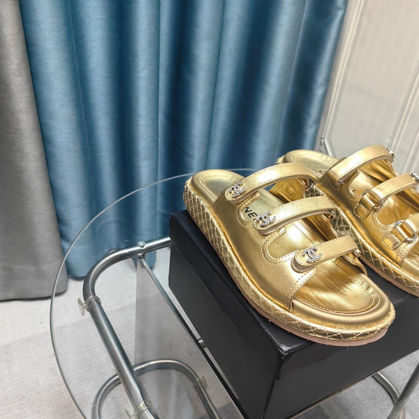 Sandalo CC 25C con triplo cinturino in pelle di vitello color oro