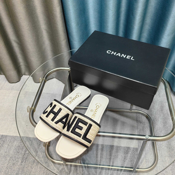 CC 25 Mule Raffia Large Logo