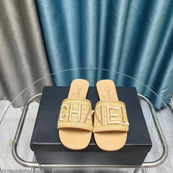 CC 25 Mule Raffia Large Logo