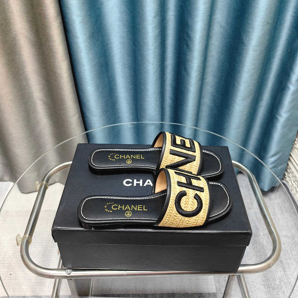 CC 25 Mule Raffia Large Logo