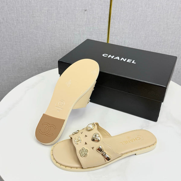 CC 26s Crystal Sandal Beige Sheepskin 639832