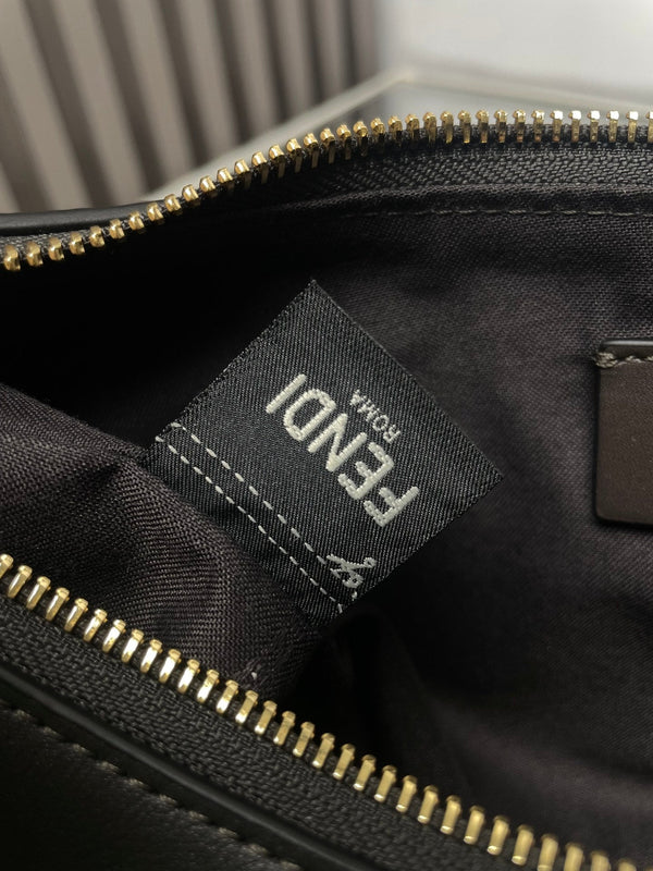 FENDIGRAPHY MEDIUM 29 IN BLACK SMOOTH LAMBSKIN GOLD HARDWARE