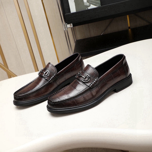 Mocassino da uomo GG in pelle di vacchetta goffrata marrone scuro 525164