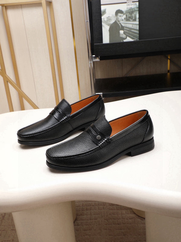 Mocassino da uomo GG in pelle di vacchetta goffrata nera 525171