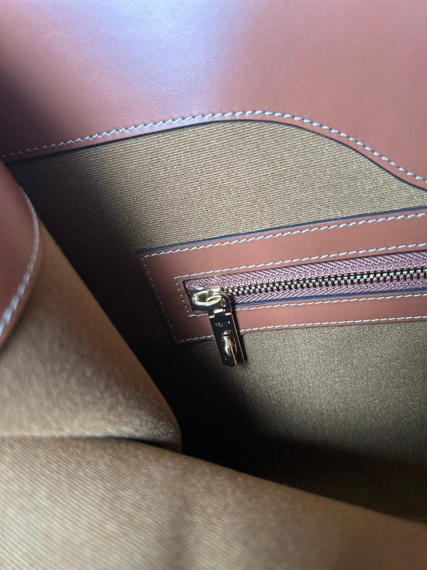 CABAS 37 IN TELA TRIOMPHE NERA E BORDI IN PELLE DI VITELLO MARRONE BRONZO CHIUSURA ORO